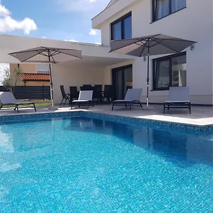 Villa Dorina, Kaštel